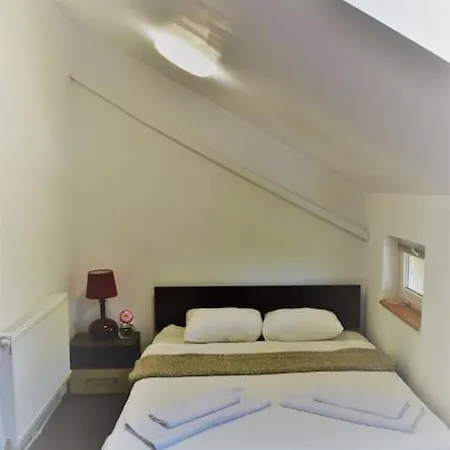 Casa Intr-o Zona Linistita In *